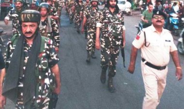 सुरक्षाबलों ने निकाला फ्लैग मार्च