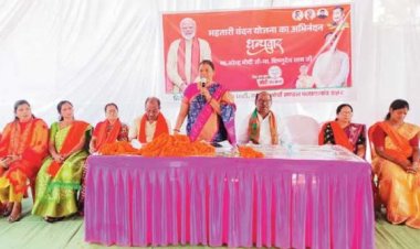 महतारी वंदन योजना के अभिनंदन कार्यक्रम में शामिल हुईं गोमती