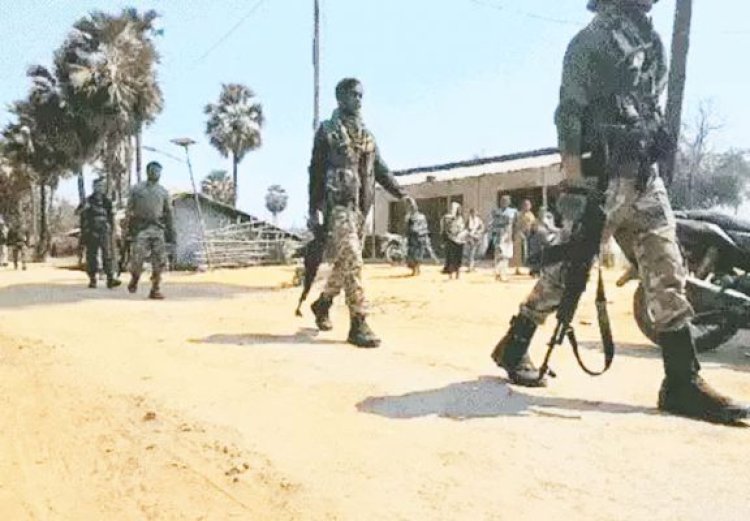 सुरक्षा बलों और नक्सलियों के बीच मुठभेड़ जारी