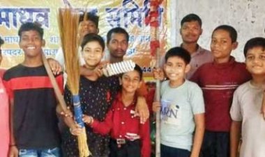 बाल स्वयंसेवकों ने की मंदिर में सफाई