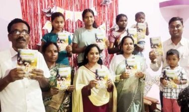 माता-पिता के हाथों ‘काव्य क्रान्ति’ कविता संग्रह का विमोचन