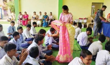 तिलक लगा नवप्रवेशी बच्चों का स्वागत