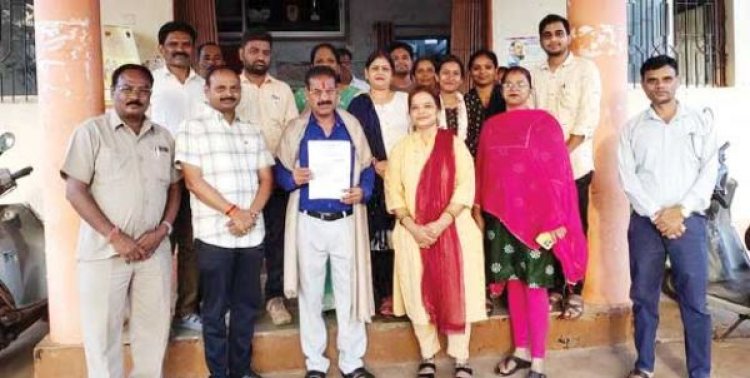 पालिका कर्मी भानुराम मंडावी को दी विदाई