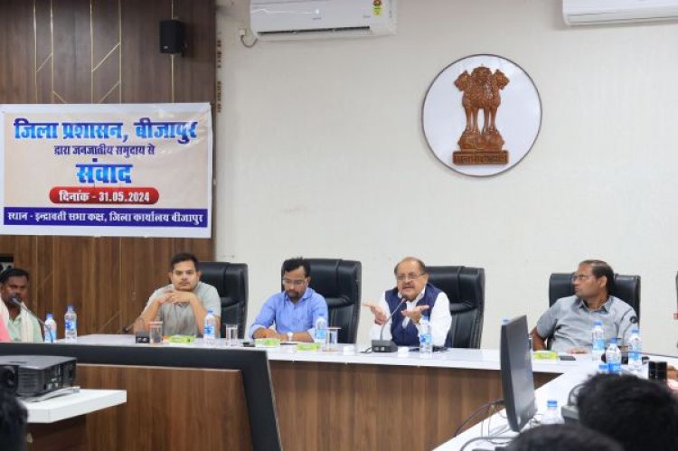 बीजापुर में जनजातीय समुदाय से  अंदरुनी इलाके में विकास पर चर्चा