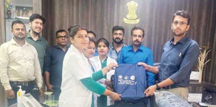 कलेक्टर ने किया बैग वितरण