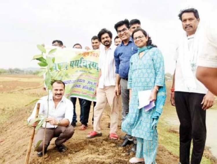कलेक्टर सहित अफसरों ने अमृत सरोवर के किनारे रोपे पौधे