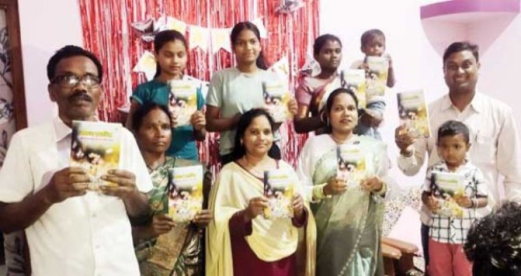 माता-पिता के हाथों ‘काव्य क्रान्ति’ कविता संग्रह का विमोचन