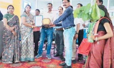 खटकर को शिक्षा दूत पुरस्कार