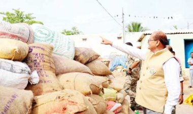 कारोबारी के घर से 111 बोरी चना व 50 क्विंटल गुड़ जब्त