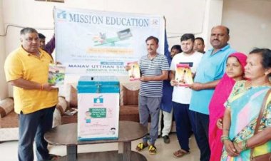 विधायक ने जरूरतमंद बच्चों को 200 कॉपी दान की