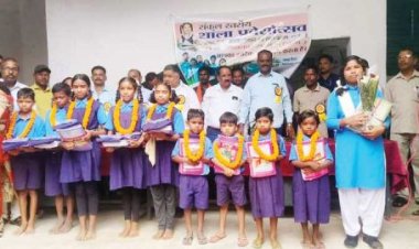 नव प्रवेशी बच्चों को तिलक लगा, मिठाई खिला प्रवेश