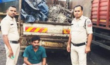 1 टन कबाड़ समेत वाहन जब्त, एक गिरफ्तार