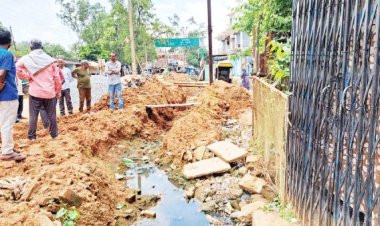 पुराने नाली को तोड़ कर सडक़ के नजदीक बनाने पर मुहल्लेवासी नाराज