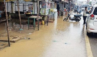 दो साल से नाली की सफाई नहीं, गुमटियों में पानी भरा, कारोबार बंद