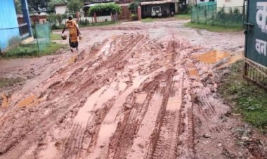 कीचड़ से गिर रहे, शिव मंदिर जाना भक्तों के लिए हुआ दूभर