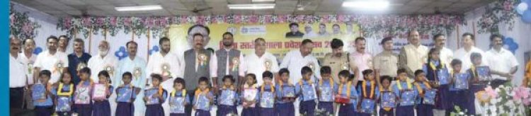 शाला प्रवेशोत्सव में स्कूली बच्चों का पुष्पमाला तिलक लगाकर स्वागत