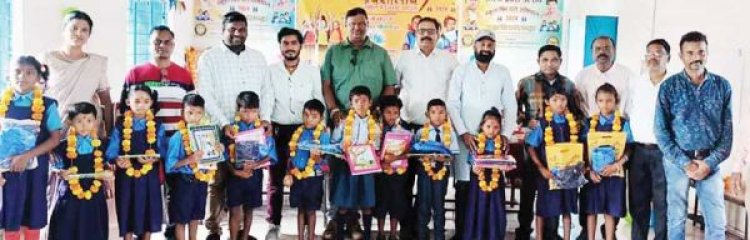 तिलक लगाकर नवप्रवेशी विद्यार्थियों का स्वागत