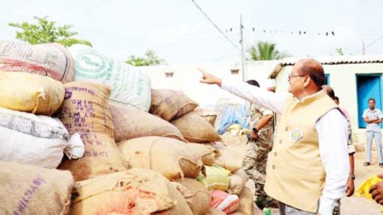 कारोबारी के घर से 111 बोरी चना व 50 क्विंटल गुड़ जब्त