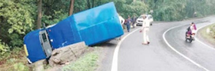 1 करोड़ 40 लाख रुपए से भरी कैश वैन पलटी, पांच घायल