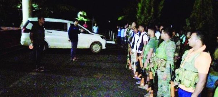 एसपी ने मध्य रात्रि अति संवेदनशील नक्सल क्षेत्र के  थानों का किया निरीक्षण