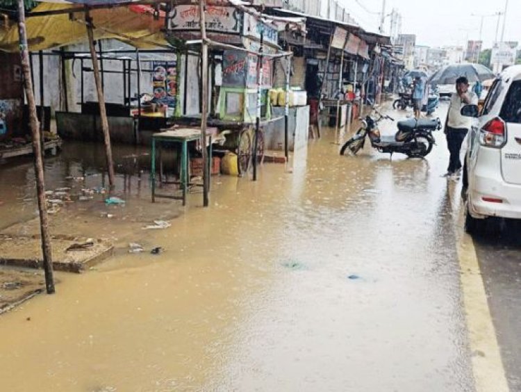 दो साल से नाली की सफाई नहीं, गुमटियों में पानी भरा, कारोबार बंद