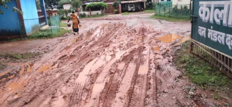 कीचड़ से गिर रहे, शिव मंदिर जाना भक्तों के लिए हुआ दूभर