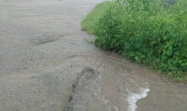 सुबह से बारिश का दौर जारी:लालपुर गांव में उफान पर साकुल नदी, पुल पार करते समय बहा ग्रामीण, सुरक्षित बाहर निकाला