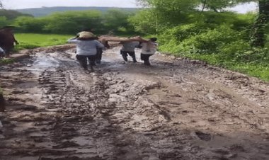 रीवा में मरीज को खाट के सहारे पहुंचाया,VIDEO:जनपद CEO बोले-दुखद घटना, सुदूर सड़क बनाएंगे ; ग्रामीण बोले- बच्चों का स्कूल जाना मुश्किल