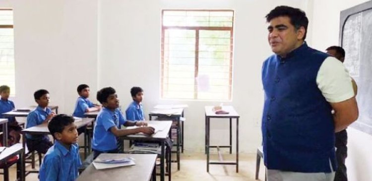 एक दिन के शिक्षक बने कलेक्टर ने दिए निर्देश