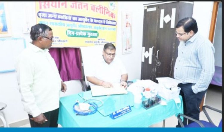 कलेक्टर ने आयुर्वेद औषधालय का किया निरीक्षण