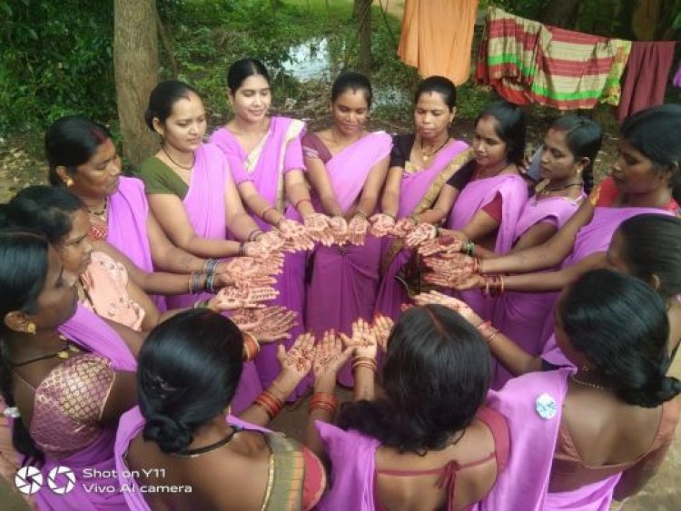 स्व सहायता समूह ने मेंहदी से देशभक्ति नारे लिख राष्ट्र प्रेम के लिए किया प्रेरित