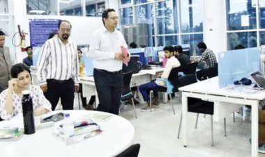 संयुक्त सचिव  ने ज्ञानगुड़ी और लाला जगदलपुरी ग्रंथालय में युवाओं से भेंटकर की चर्चा