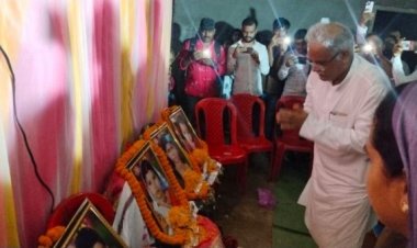 पूर्व सीएम भूपेश पहुंचे छरछेद, दी श्रद्धांजलि