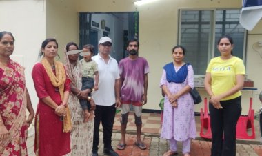 भटकी बच्ची को पुलिस ने परिजनों से मिलाया:मंदिर में बैठी मिली थी डेढ़ साल की बच्ची, पुलिस ने सोशल मीडिया से ढूंढ निकाले परिजन