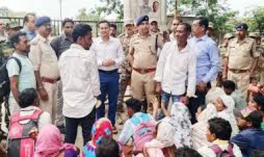 समस्याओं को लेकर सैकड़ों ग्रामीण पहुंचे कलेक्टोरेट, दिया धरना