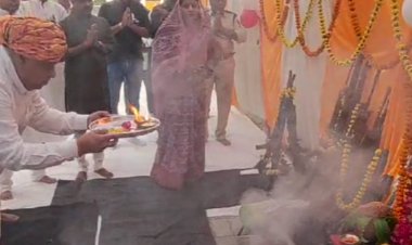 मुरैना पुलिस लाइन में हुआ शस्त्र पूजन:सांसद शिवमंगल सिंह तोमर ने पुलिस अधिकारियों के साथ किया पूजन