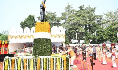 पुलिस स्मृति दिवस के अवसर पर आज छत्तीसगढ़ के माना स्थित चौथी बटालियन परिसर में मुख्यमंत्री श्री विष्णु देव साय ने शहीद जवानों को श्रद्धांजलि अर्पित की।