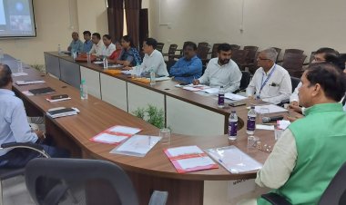 इंदौर में राज्य मंत्री गौतम टेटवाल ने ली बैठक:आईटीआई प्राचार्य नहीं हुए शामिल तो जताई नाराजगी; कार्रवाई के दिए निर्देश