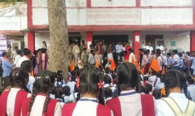 आत्मानंद विद्यालय के छात्र-छात्राओं ने घेरा एसडीएम दफ्तर