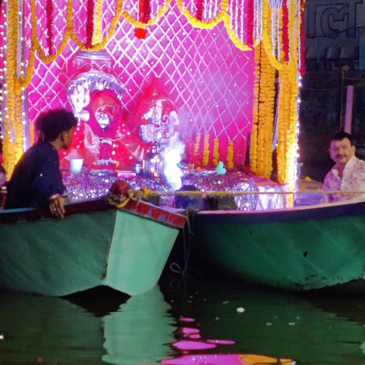 हिंदू उत्सव समिति भोपाल ने धूमधाम से मनाया शरदोत्सव:शीतलदास की बगिया में राधा-कृष्ण को कराया नौका विहार, खीर का किया वितरण