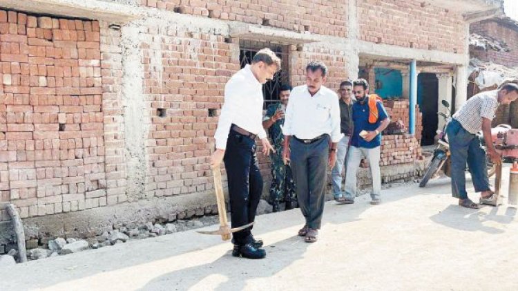 कुदाली से सडक़ खोद कलेक्टर ने गुणवत्ता परखी, खामियां मिली
