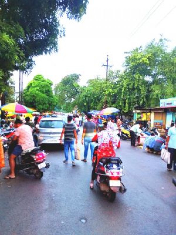 गणेश चौक बिलासपुर शनिवार के साप्ताहिक बाजार में जाम की स्थिति