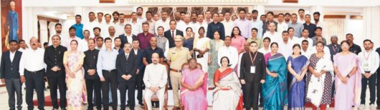 राष्ट्रपति मुर्मु के साथ राजभवन परिवार का ग्रुप फोटो