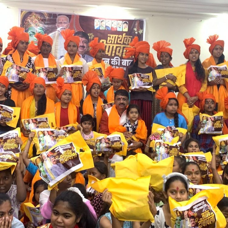 गुरुनानक मण्डल भोपाल ने मनाई सार्थक दीपावली:वोकल फॉर लोकल का दिया संदेश, बेटियों को बांटे हाथ से बने दीपक व स्वदेशी लाइट