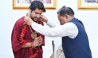 मुख्यमंत्री श्री साय ने पं. धीरेंद्र शास्त्री को  शाल- श्रीफल भेंटकर उनका का आत्मीय स्वागत किया।