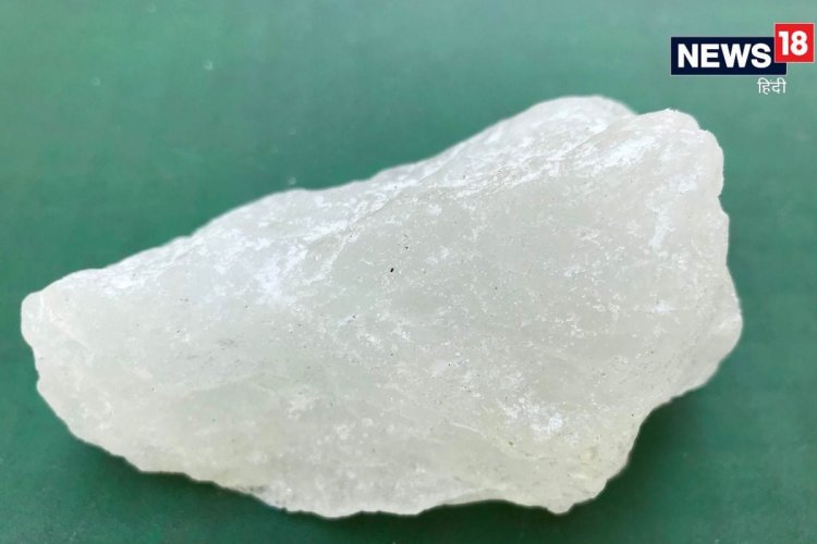 आर्थिक तंगी दूर करेगी छोटी सी यह सफेद चीज, लॉकर में रखें और फिर देखें चमत्कार!