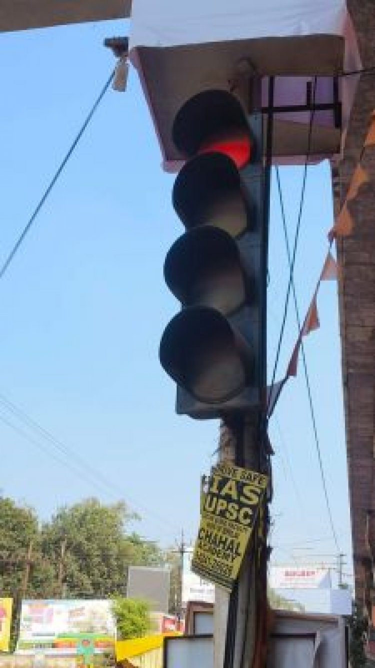 चौराहों में लगे ट्रैफिक सिग्नल की अनदेखी