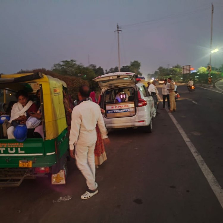 11 सवारी ऑटो पर कार्रवाई, 13700 रुपए वसूले:क्षमता से ज्यादा सवारी लेकर जा रहे थे; ट्रैफिक पुलिस ने 15 ऑटो को किया चेक