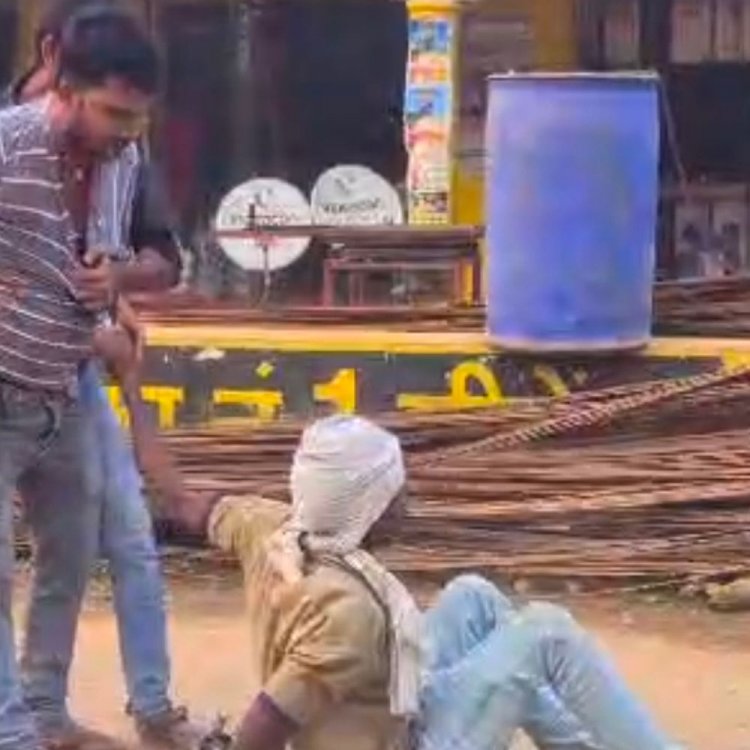सीधी में पुरानी कहा-सुनी को लेकर आदिवासी युवक से मारपीट:वीडियो आया सामने, दुकानदार के बेटे से हुई लड़ाई, सामान लेने गया था शख्स
