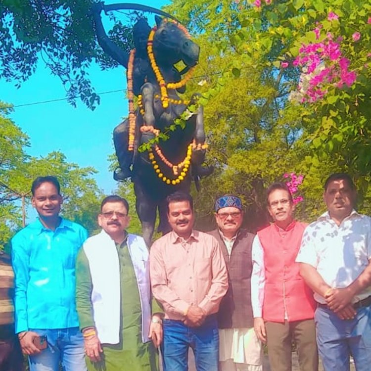 वीरांगना झलकारी देवी की जयंती पर 251 दीप प्रज्जवलित:भोपाल में कोरी कोरी समाज ने प्रतिमा पर पुष्प अर्पित कर शौर्य का किया वर्णन